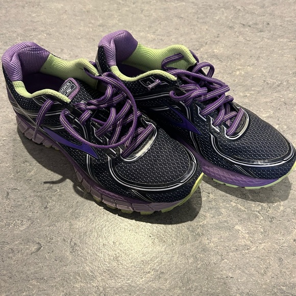 Like NEW Brooks Running Shoes - Picture 1 of 6